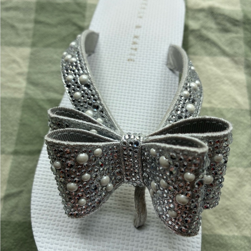 Kelly & Katie Rhinestone & Pearl Embellished Bow Flip Flop Sandals EUC 7M Bridal - Picture 3 of 7